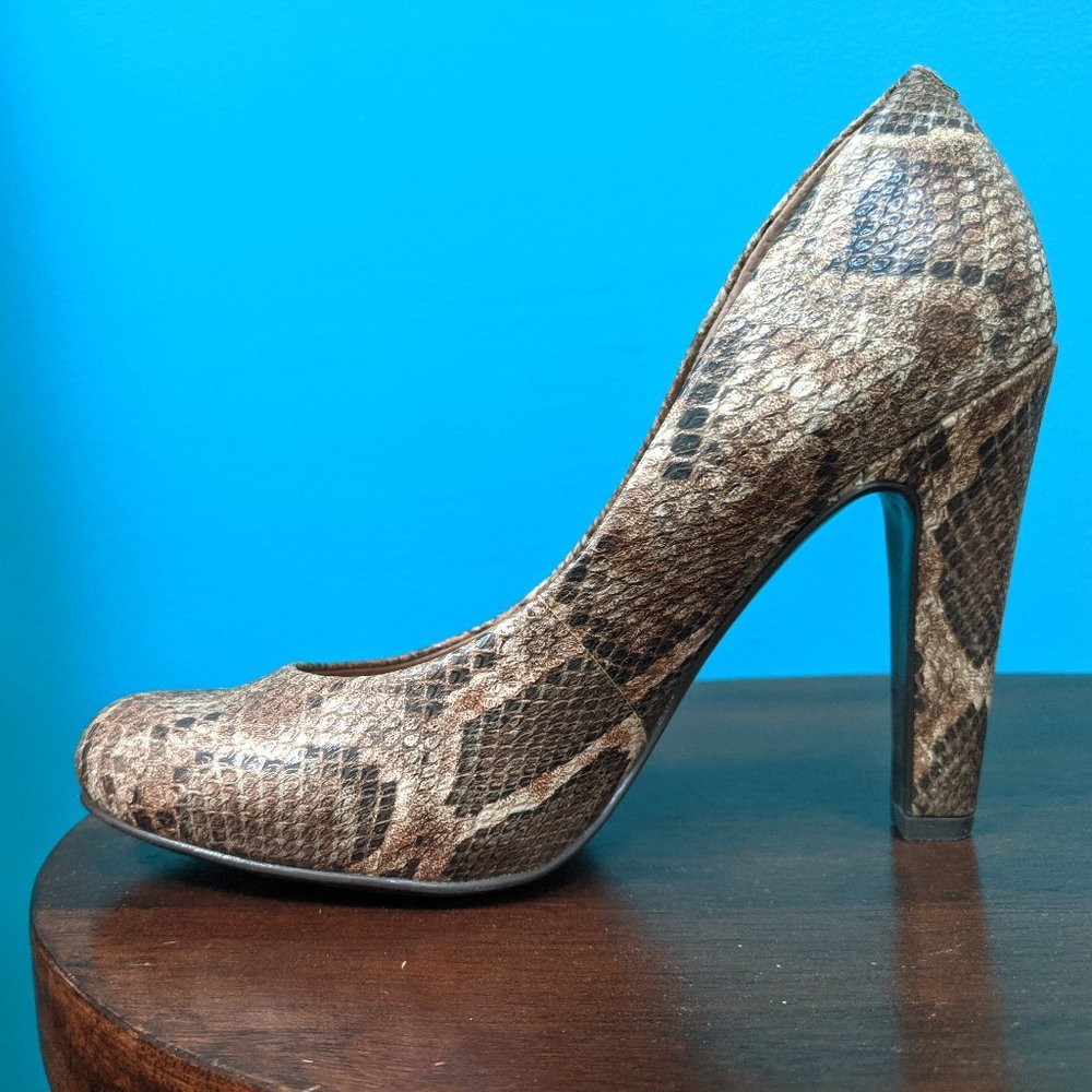 Jessica Simpson Brown Snakeskin Round-toe Pumps